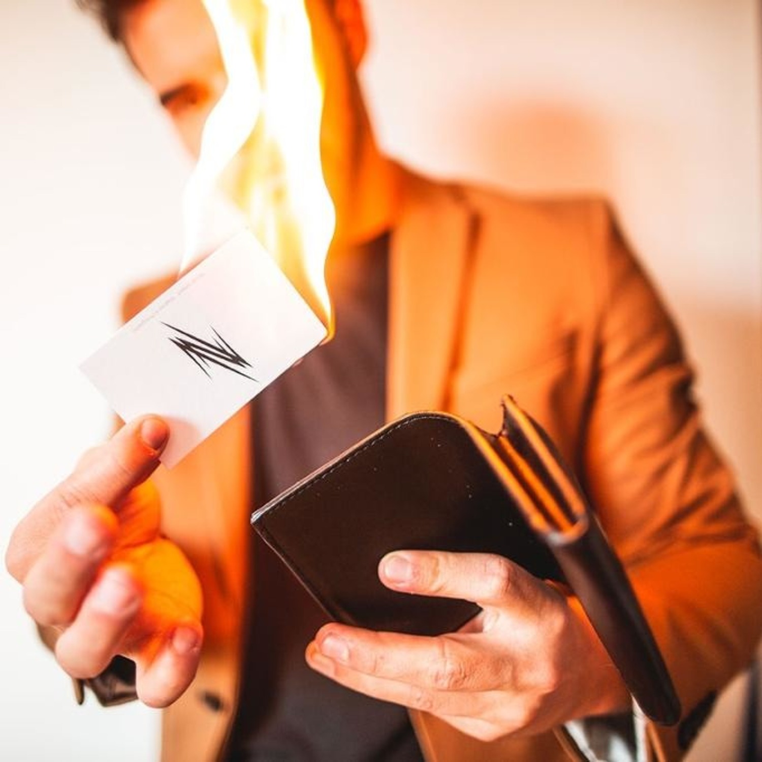 파이로 월렛(PYRO Wallet by Adam Wilber) 지갑에서 명함을 꺼내는 순간 명함에 불길이 일어납니다.